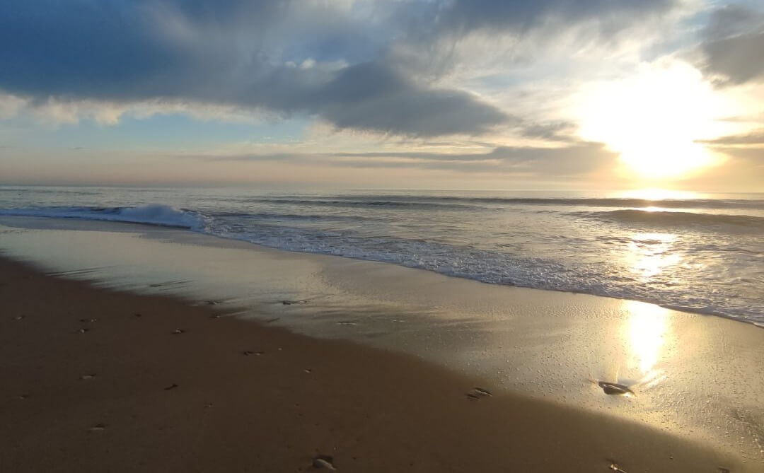 photo sur la plage au coucher de soleil